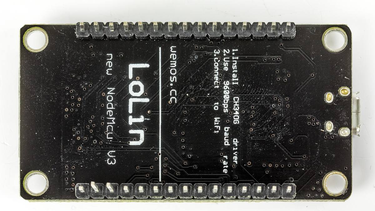 Modrá vývojová deska NodeMCU s kovovým modulem ESP8266 a řadou pinů po obou stranách