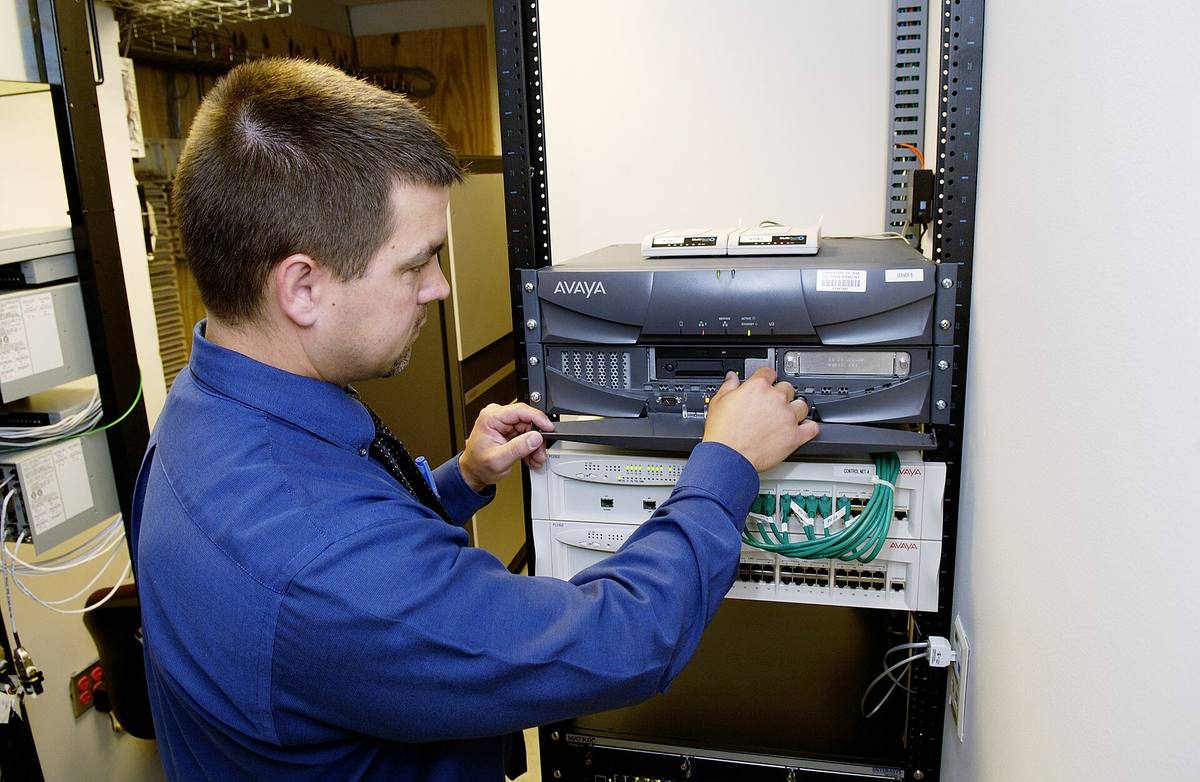 Technik u otevřeného rozvaděče se síťovými prvky