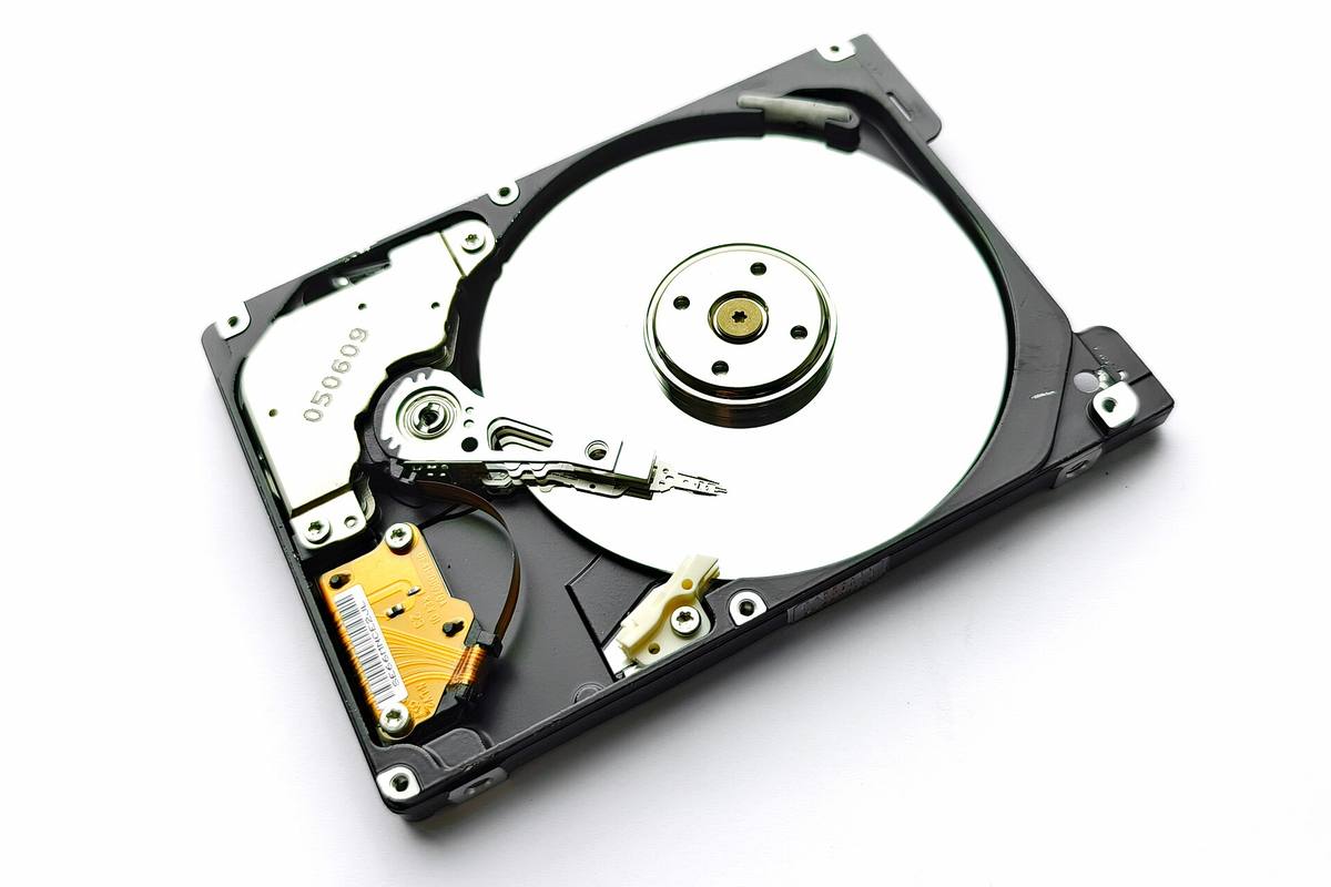 Otevřený 2,5palcový pevný disk s talířem a raménkem hlavy
