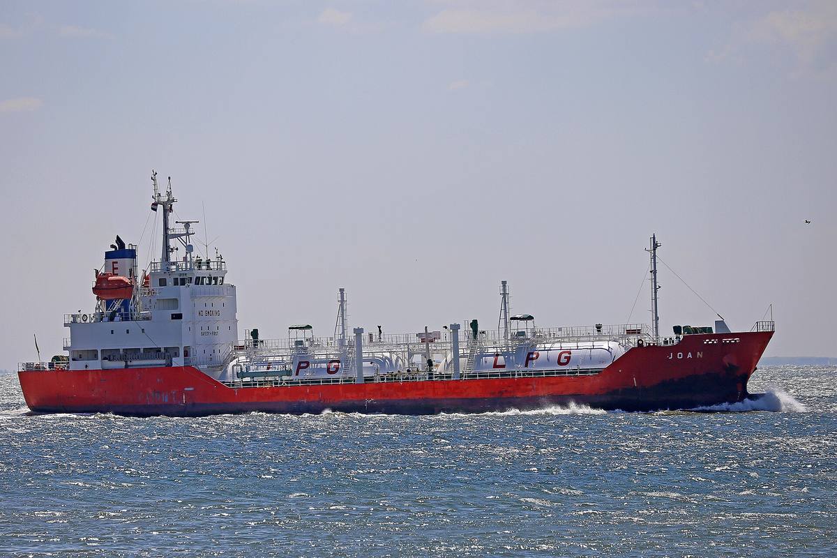 Červenobílý tanker na zkapalněné ropné plyny v plavbě na moři