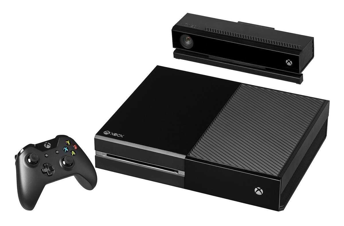 Konzole Xbox One s ovladačem a senzorem Kinect