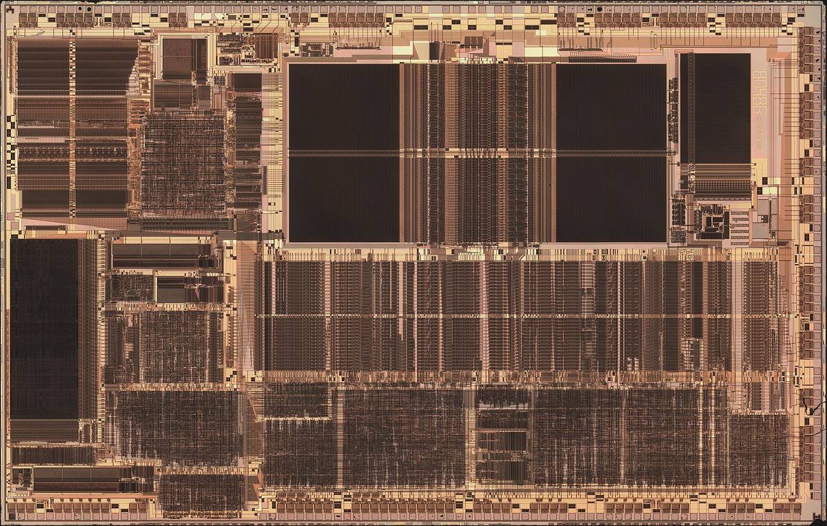 Křemíkový čip procesoru Intel 80486DX vyfocený pod mikroskopem