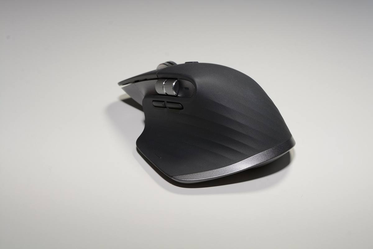 Bezdrátová myš Logitech MX Master 3S zblízka, s kovovým kolečkem na horní straně