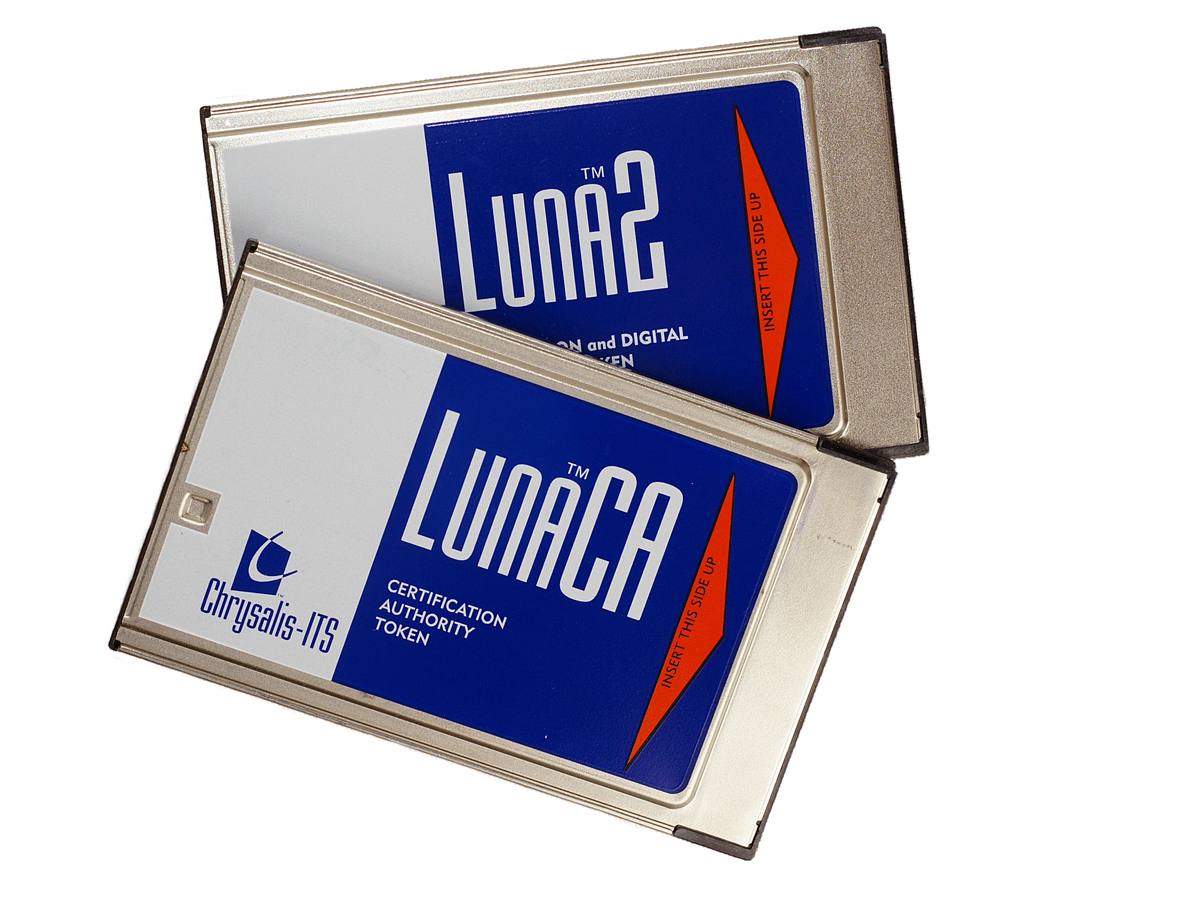 Dvě karty Luna v provedení PCMCIA na bílém pozadí