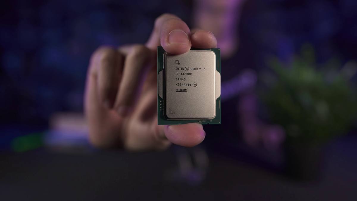 Stolní procesor Intel Core i5-14600K držený mezi prsty