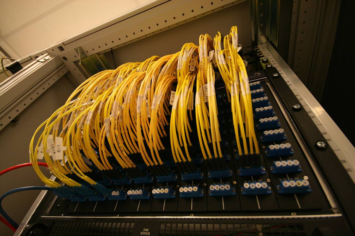 Optický propojovací panel se svazkem žlutých kabelů
