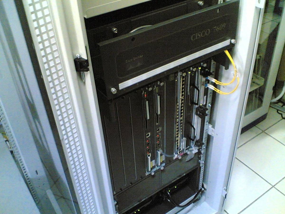 Skříňový směrovač Cisco 7609 v rozvaděči