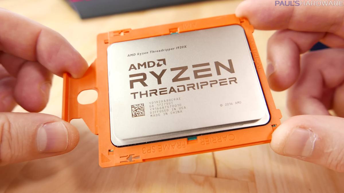 Procesor AMD Ryzen Threadripper v nosném rámečku, držený v rukou