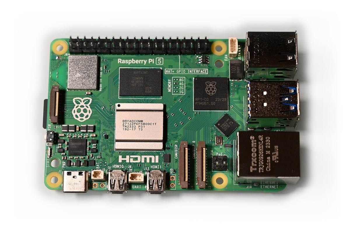 Zelená deska Raspberry Pi 5 nafocená shora