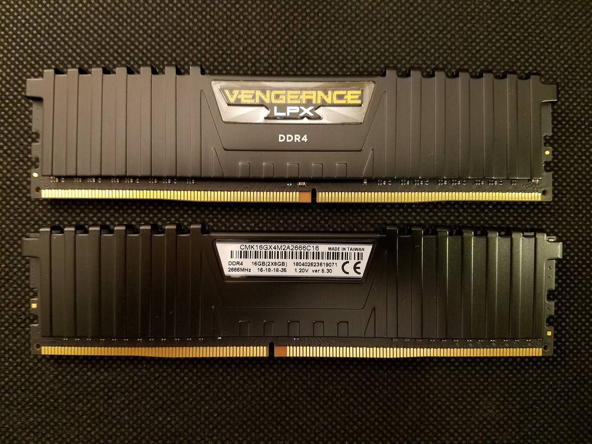 Dva paměťové moduly DDR4 vedle sebe na tmavé podložce