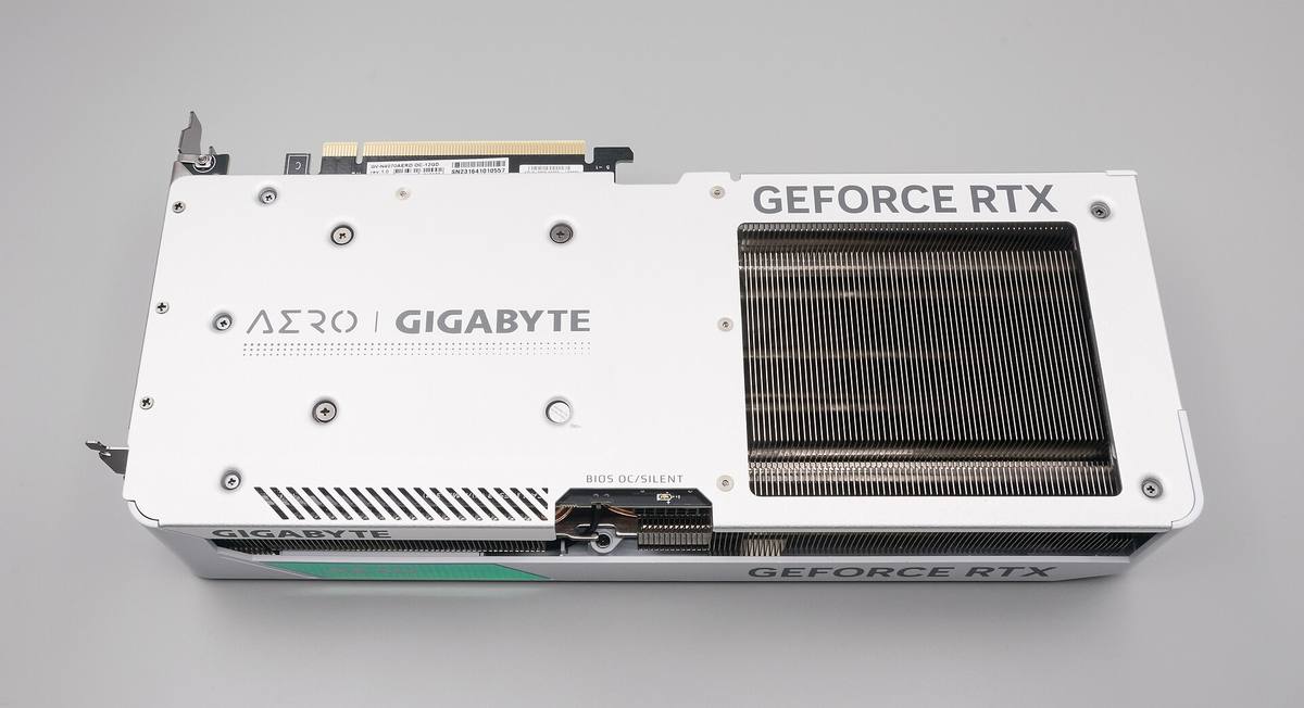 Bílá grafická karta Gigabyte GeForce RTX 4070 Aero OC, pohled na zadní kryt a chladič