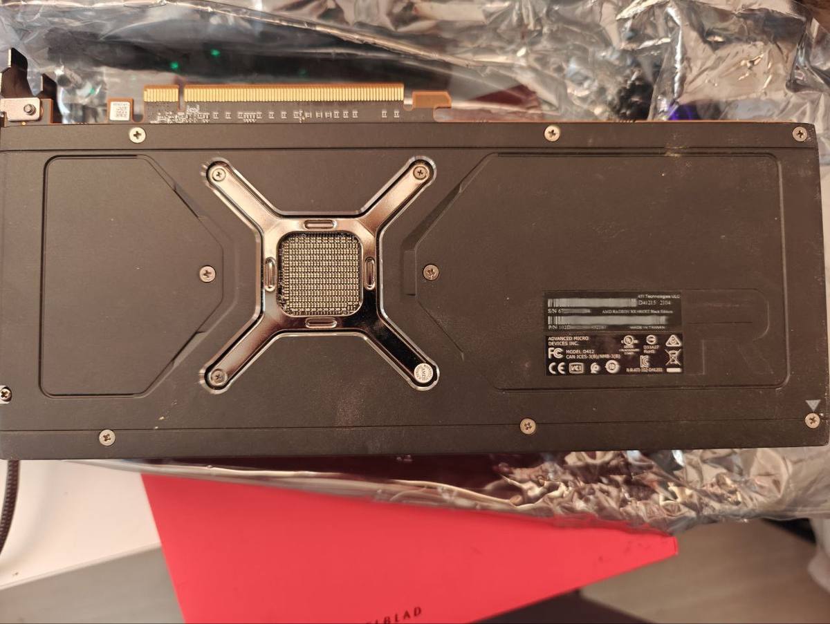 Zadní strana desktopové grafické karty AMD Radeon RX 6800 XT s konektorem PCI Express