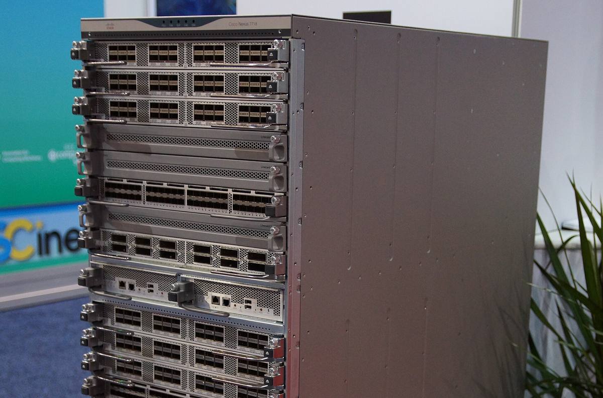 Šasi přepínače Cisco Nexus 7718 se zasunutými linkovými kartami a optickými porty