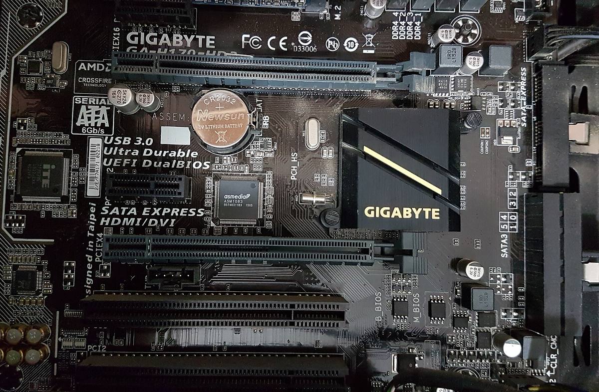 Detail základní desky se sloty PCI Express a chladičem čipové sady