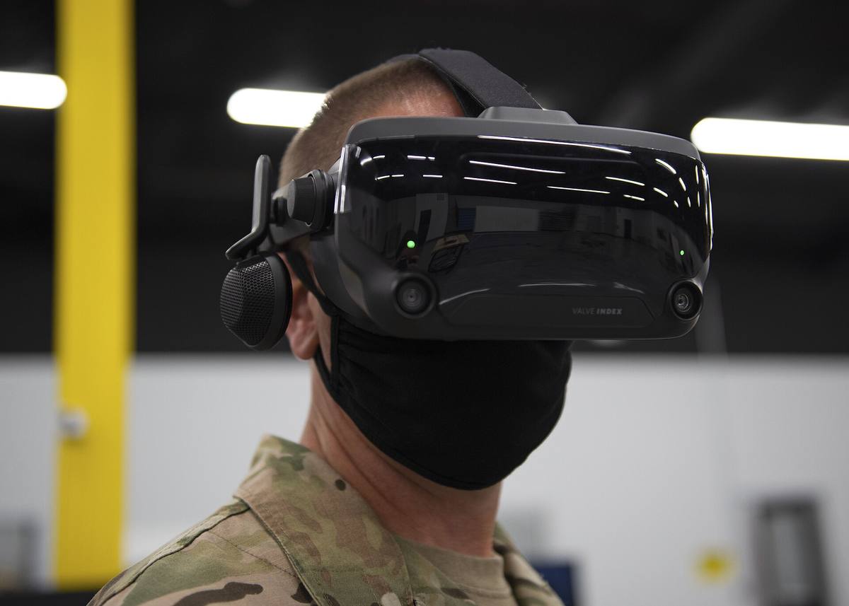 Headset Valve Index nasazený na hlavě, pohled z boku