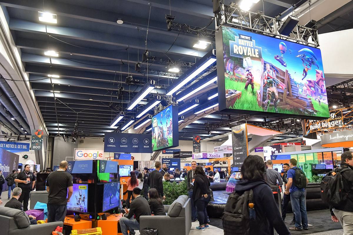 Stánek Epic Games na konferenci GDC 2018 s velkou obrazovkou hry Fortnite Battle Royale