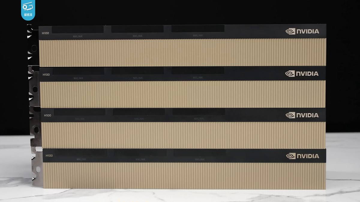 Čtyři akcelerátory Nvidia H100 v provedení PCIe položené na sobě