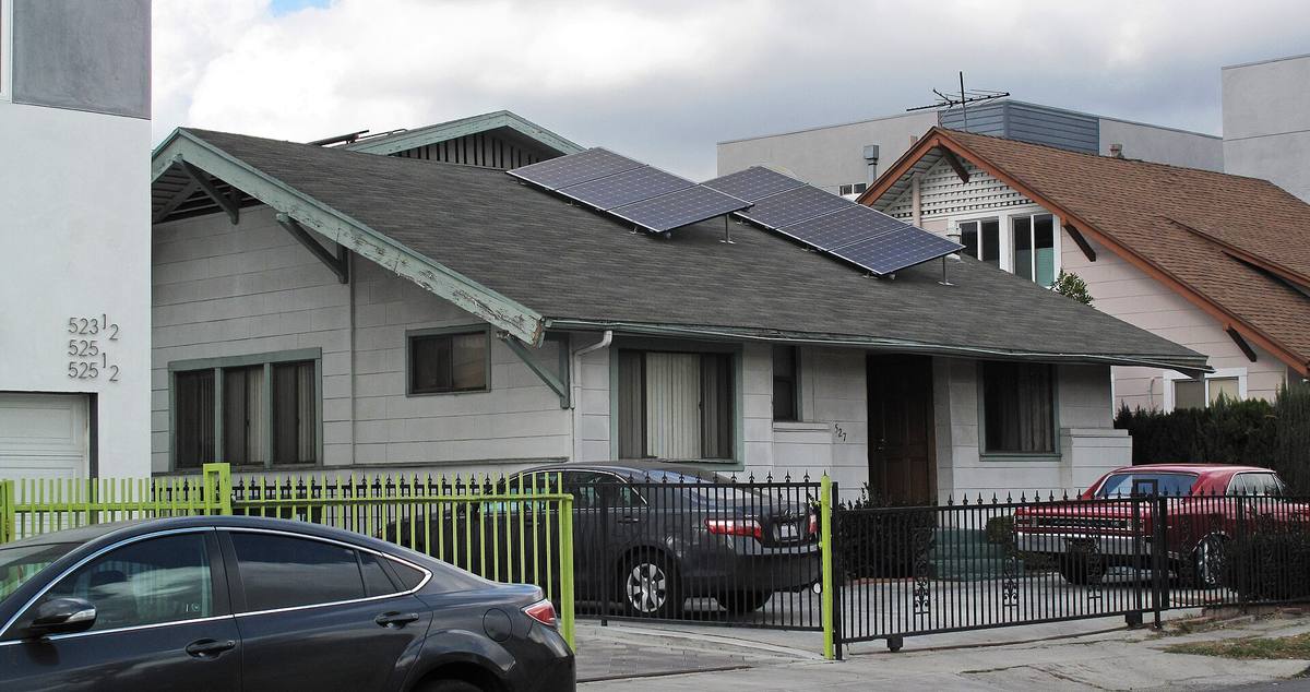 Rodinný dům v Los Angeles se dvěma řadami solárních panelů na šindelové střeše