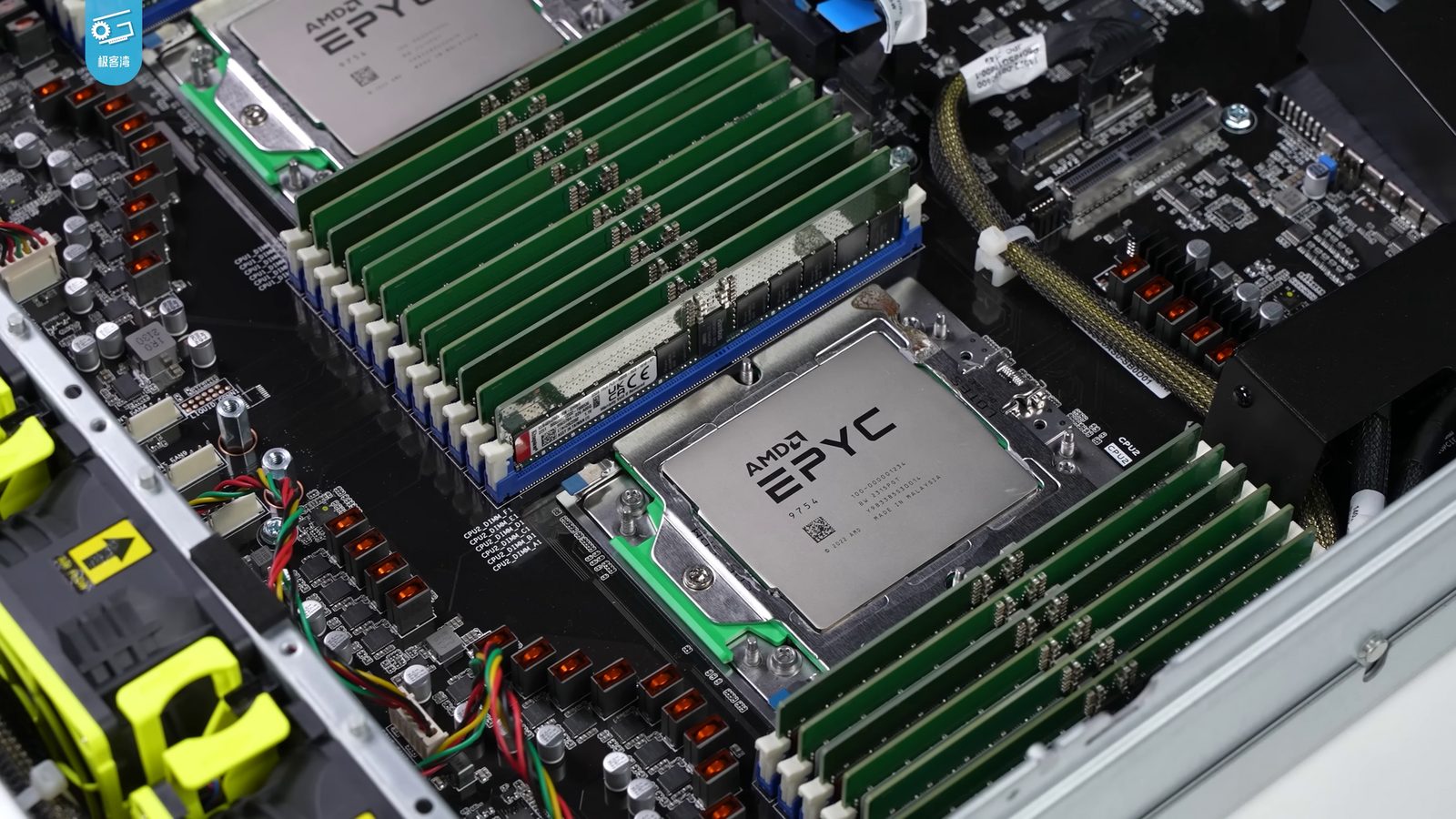 Dva procesory AMD EPYC v serverové desce se dvěma paticemi