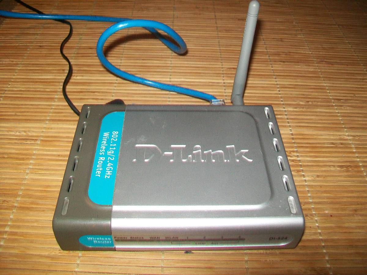 Starší bezdrátový router D-Link na stole